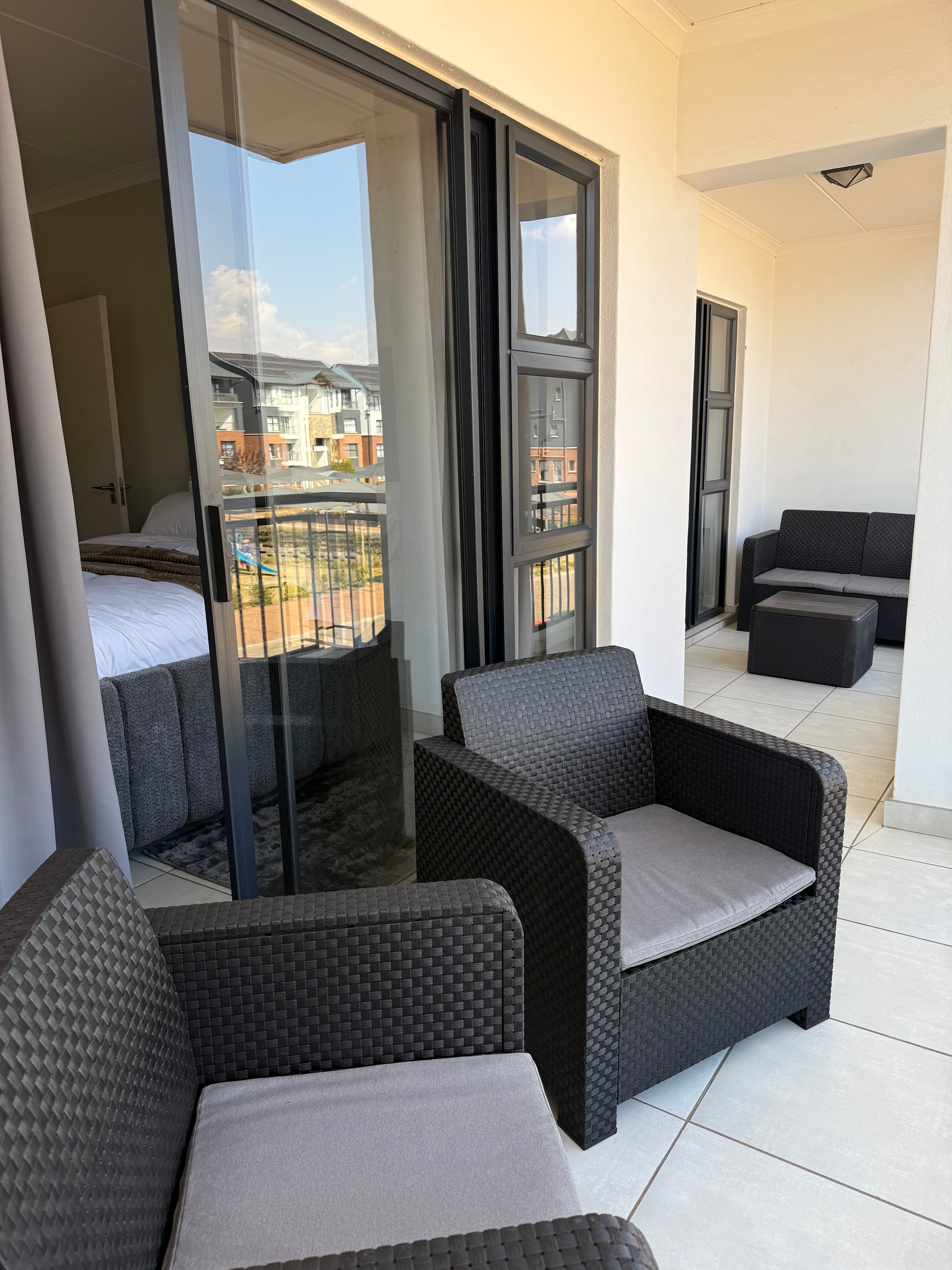 The Blyde | Luxury 1-Bedroom Apartment with Balcony - The Blyde Crystal Lagoon